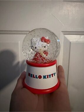 Hello kitty snow globe